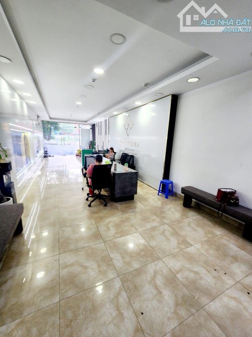 Bán toà văn phòng 185m2, Mặt 9m, mặt phố Nguyễn Khang, lô góc, Q Cầu Giấy, giá 79 tỷ.