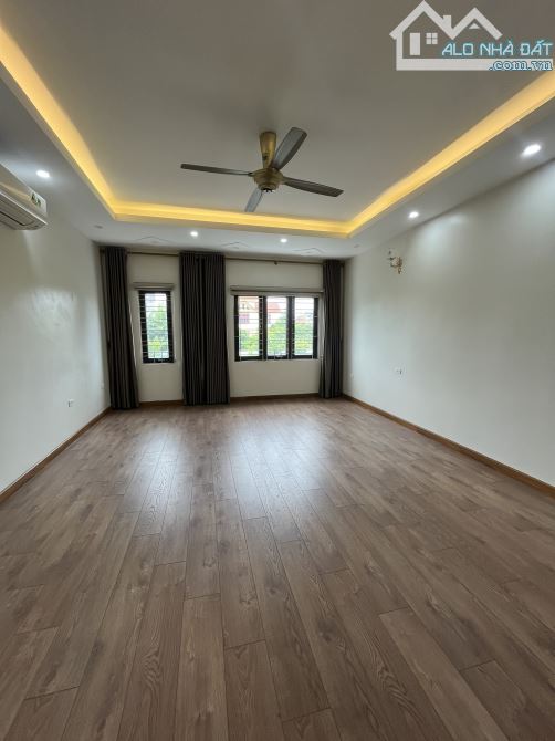 Cho thuê văn phòng ngay ngã Tư Vạn Phúc Tố Hữu, 70 m2/tầng gồm 2 phòng