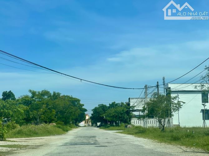 BÁN ĐẤT 2MT CÁCH SÂN BAY PHÚ BÀI 1KM ĐƯỜNG 19,5M - 2