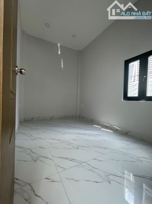 NHÀ 35M2, 2 LẦU, MỚI VÔ Ở LUÔN, NGAY TRƯỜNG CHINH TÂN BÌNH. Giá: 2 tỷ. - 3