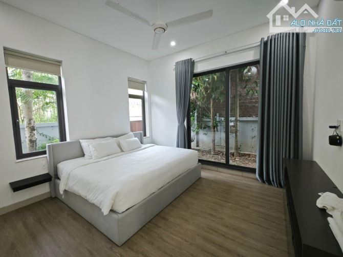 Bán villa hồ bơi - view núi, biển, suối - 3 tầng DT: 300m2 ngang 12m khu đầu tuyến Sơn Trà - 6