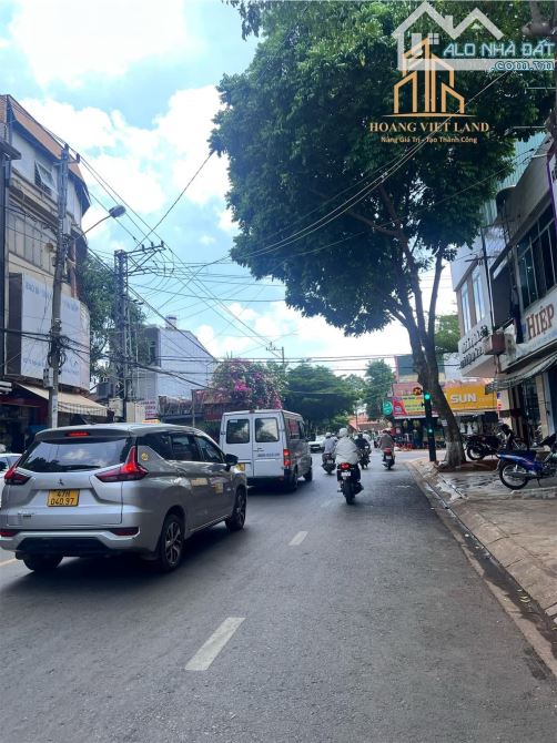 BÁN QUÁN COFFEE MẶT TIỀN NGUYỄN THỊ MINH KHAI. DT:10x20M. GIÁ: 12 TỶ