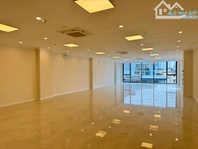 Bán toà nhà mặt phố, vỉa hè, thang máy Lạc Long Quân, Tây Hồ 70m 7 tầng MT 5m 37 tỷ