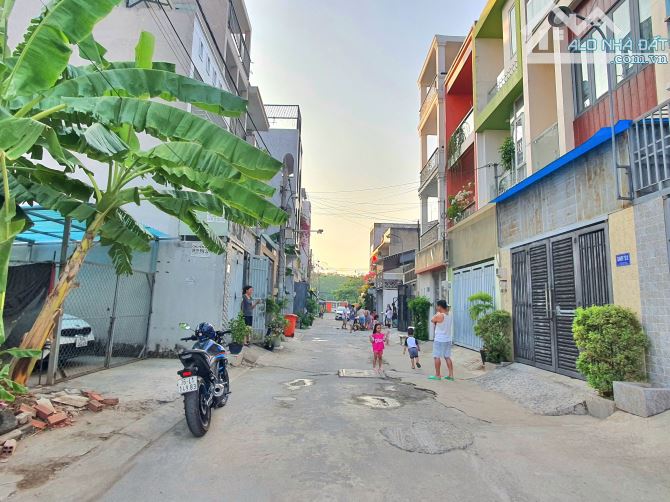 Bán đất mặt tiền hẻm 58F , Bưng Ông Thoàn , Phú Hữu. Q9 - DT 62m2 giá 4 tỷ 5 - 6