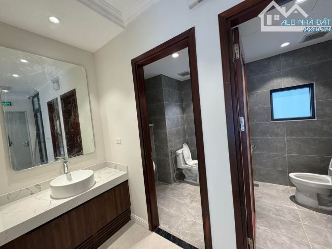 Bán toà nhà mặt phố, vỉa hè, thang máy Lạc Long Quân, Tây Hồ 70m 7 tầng MT 5m 37 tỷ