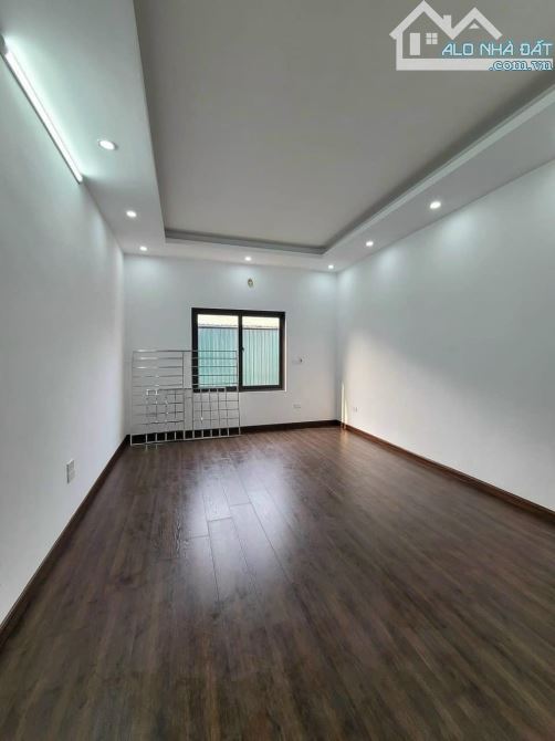 SIÊU RẺ..! Bán Nhà 4,5 tầng DT 35m2 xây mới , ô tô đỗ cửa. cách KDT đô nghĩa 5p đi xe