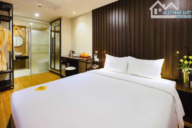 Bán khách sạn 3 sao mặt tiền Đường Biệt Thự, khu phố tây tp Nha Trang.