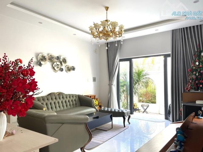 Bán cắt lỗ căn biệt thự tuyệt đẹp trong khu đô thị Phước Long A với giá siêu rẻ chỉ 9,9 tỉ - 2