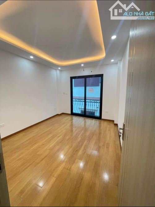 SIÊU RẺ..! Bán Nhà 4,5 tầng DT 35m2 xây mới , ô tô đỗ cửa. cách KDT đô nghĩa 5p đi xe - 3