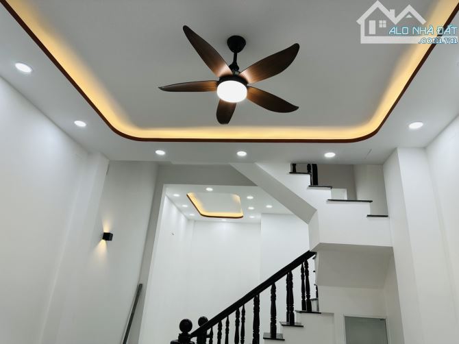 Bán nhà ngay Vincom Nguyễn Xí nhà mới 4 tầng sẵn full nội thất cao cấp - hẻm 6m ô tô - 3