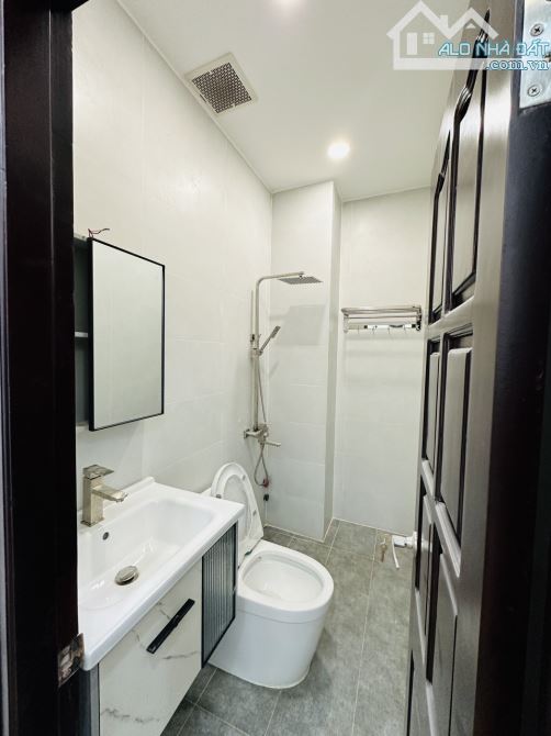 Bán nhà ngay Vincom Nguyễn Xí nhà mới 4 tầng sẵn full nội thất cao cấp - hẻm 6m ô tô - 6