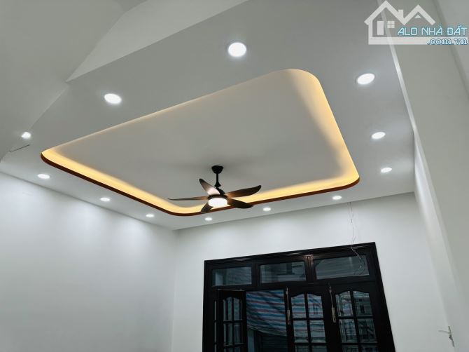 Bán nhà ngay Vincom Nguyễn Xí nhà mới 4 tầng sẵn full nội thất cao cấp - hẻm 6m ô tô - 7