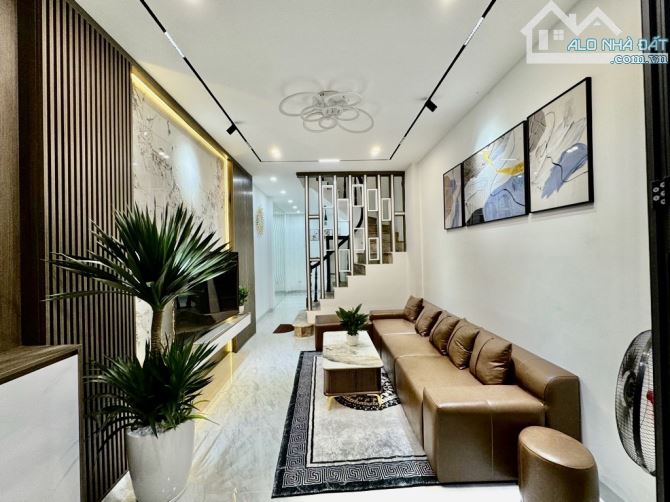 BÁN NHÀ CẦU GIẤY – MỚI ĐẸP LONG LANH – NỘI THẤT XỊN SẴN Ở - DT 38M2, 5 TẦNG, CHỈ HƠN 8 TỶ