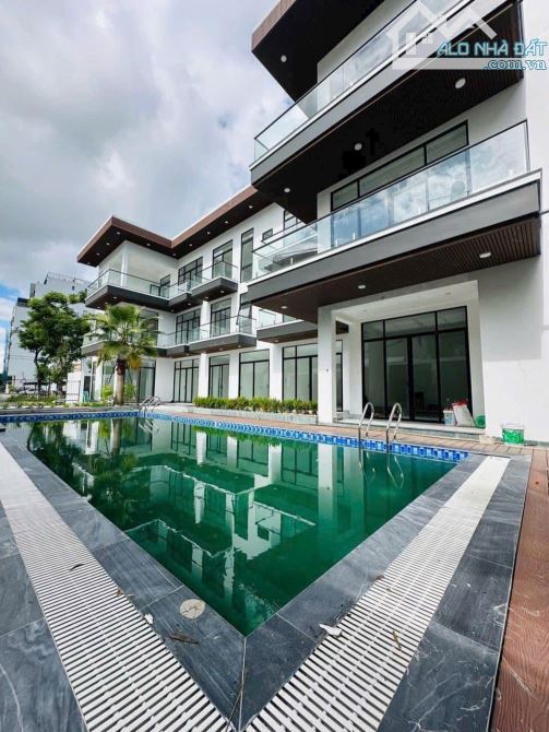 Villa 5 sao phố biển Sơn Trà, có bồ bơi, 19 phòng full nội thất, doanh thu 110 triệu/tháng