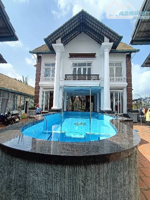 BIỆT THỰ HỒ BƠI SIÊU RỘNG – DT 865M²(NGANG 19M) – KIẾN TRÚC TÂN CỔ ĐIỂN