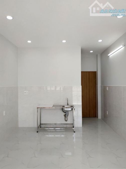 Cho nữ thuê Phòng trọ quận Bình Thạnh, 25m2 mới đẹp, ban công, cửa sổ, hẻm 7m. Giá rẻ nhất - 2