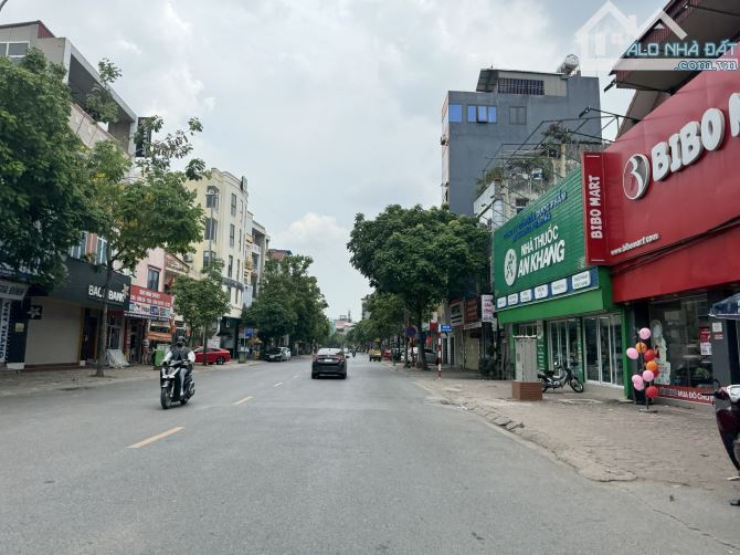 Bán căn nhà 3 tầng, DT 80,7m2 nằm tại mặt chính phố Ngô Xuân Quảng, TT Trâu Quỳ