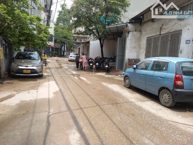 Nhà cuối phố Giải Phóng, 54m2, ba tầng, có gara, hai mặt thoáng
