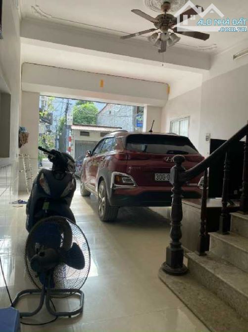 Nhà cuối phố Giải Phóng, 54m2, ba tầng, có gara, hai mặt thoáng - 1