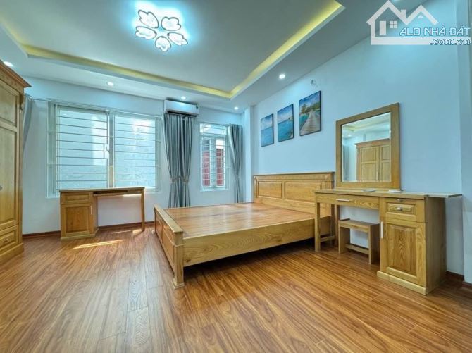 Nhà cuối phố Giải Phóng, 54m2, ba tầng, có gara, hai mặt thoáng - 2