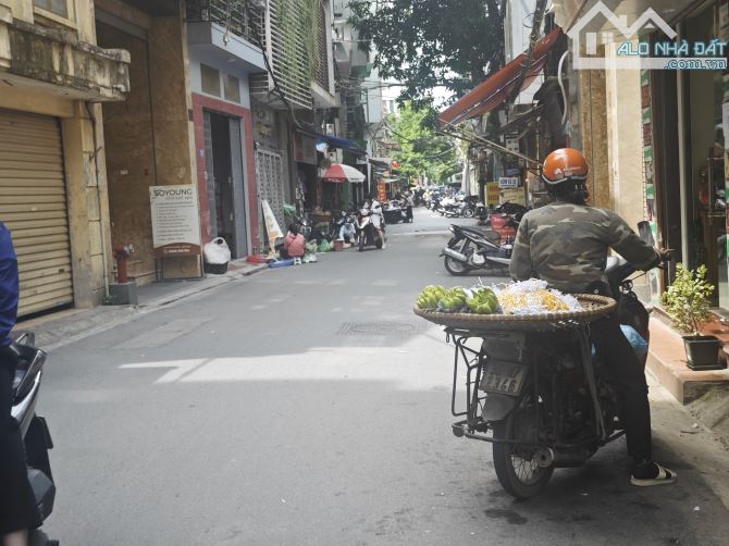 Hào Nam, 4x18m, KINH DOANH, 10 M Ô TÔ TRÁNH, giá 11.6 tỷ có bớt. +) Vị trí: Ngay ga đường