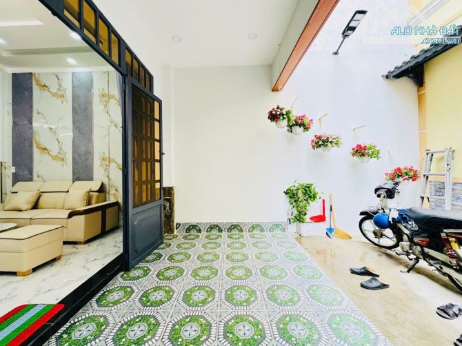 NHÀ ĐẸP SÁT BÊN SIÊU THỊ Emart Phan Huy Ích 5,36m x 13m, 2 Tầng Giá 4 tỷ 8 NHỈNH - 1