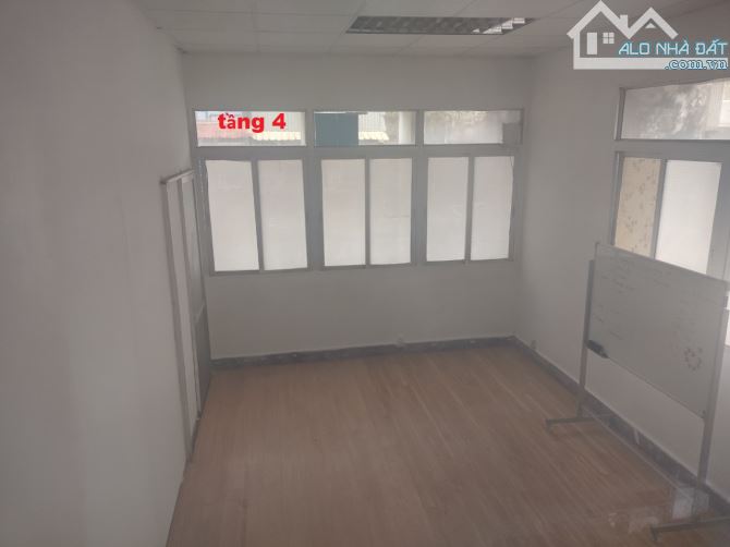 Cho thuê phòng 22m2 ở Láng Hạ. Điện rẻ 3400, có bảo vệ