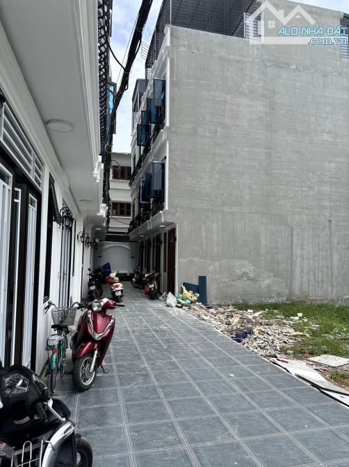 Duy nhất căn 4Om xây 3.5 tầng ở đầu thị trấn Chúc Sơn, cuối Hà Đông, Ôtô vào tận cửa .