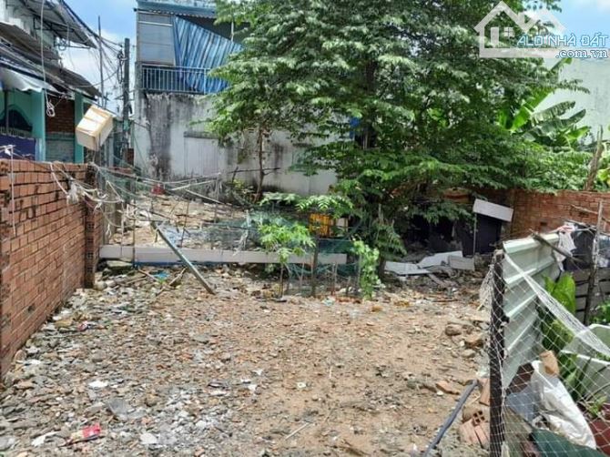 Diện tích 200 m2, 24m x 8m cách mặt tiền Nguyễn Ảnh Thủ 100m giá 4.2 tỷ.