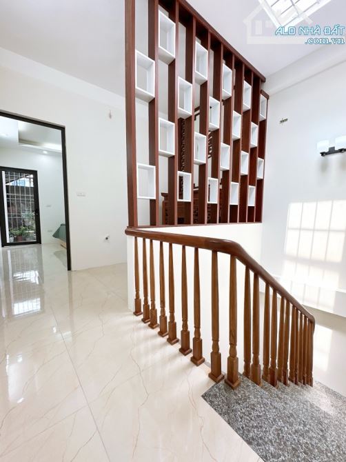 40m2 nhà đẹp Hoàng Mai - Chỉ 5 tỷ - Cầu thang giữa - Nhà vuông vào là mê - 20m ra ô tô - 7