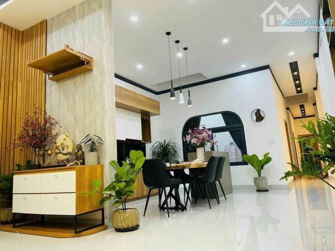 Rẻ đẹp dài nhất xã Cư Êbur, chỉ 2 tỷ 050, nhà mê đủ Nội thất, 5x30m thổ cư, 03 PN, Sân Oto