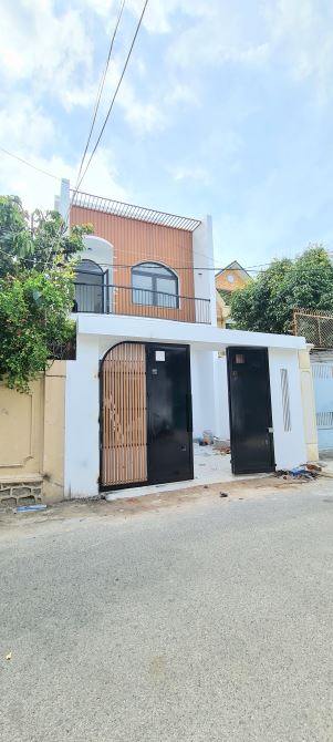 BÁN NHÀ CÓ SÂN ĐẬU Ô TÔ 95M² NGANG 5,5M NHÀ ĐẸP HẺM Ô TÔ TRÁNH NHAU - 5