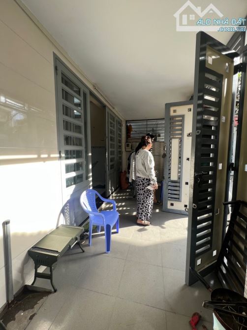 Bán chia tài sản cho con cháu căn nhà trệt lầu và dãy phòng trọ, 150m2, chiều ngang 12 mét - 6
