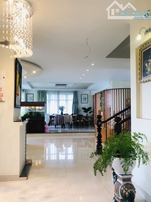 VILLA VIEW TRỰC DIỆN HỒ XUÂN HƯƠNG THUẬN TIỆN KINH DOANH NGHĨ DƯỠNG TẠI ĐÀ LẠT