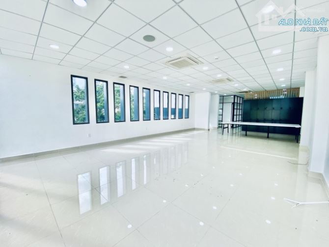 Cả sàn tầng 3, diện tích 130m2:  thông sàn , tại ngõ 3 đường Phạm Tuấn Tài, giá rẻ nhất