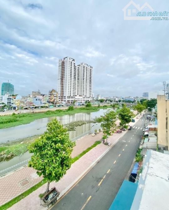 🎉 65M² Nhà 4T 4PN 2 M.T. K.D View BỜ SÔNG Gần CẦU CHÀ VÀ Chỉ 8T - 2