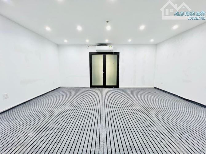 Cho thuê văn phòng trong ngõ Nguyên Hồng DT 65m2 sàn đẹp như trong tranh - 1