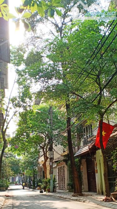 Siêu Phẩm. Bán nhà riêng 5 tầng phân lô đẹp nhất Hoàng Quốc Việt. Dân trí cao. Đường thông - 5