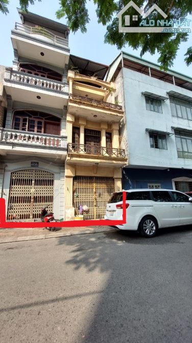 Nhà phố Nguyễn Văn Cừ, Đường 3 Ôtô Tránh, Phân Lô, Vỉa Hè, Cách Mặt Phố 20m, DT70m2.