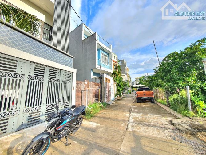 Bán nhà 3 lầu,  đường số 102, TNP A, Quận 9 - DT: 60m gồm 8pn, 8 wc - Giá 6,5 - 1