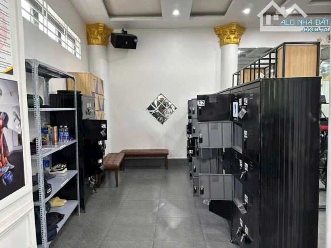 Cho thuê nhà hơn 1.500 m2 mặt tiền đường Lê Bình có thang máy - 2