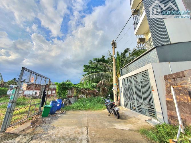 Bán nhà 3 lầu,  đường số 102, TNP A, Quận 9 - DT: 60m gồm 8pn, 8 wc - Giá 6,5 - 2