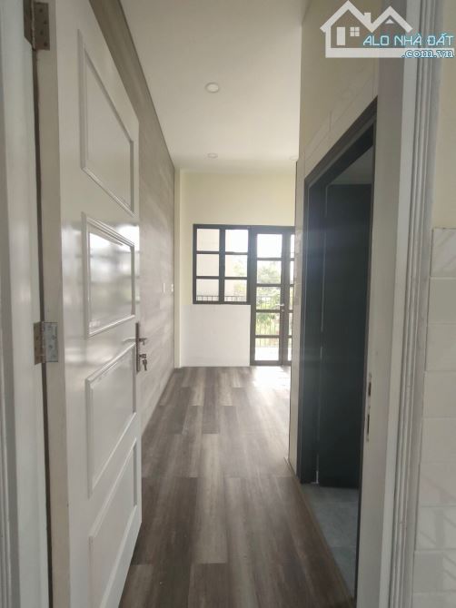 Bán nhà 3 lầu,  đường số 102, TNP A, Quận 9 - DT: 60m gồm 8pn, 8 wc - Giá 6,5 - 3