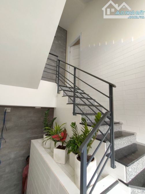 Bán nhà 3 lầu,  đường số 102, TNP A, Quận 9 - DT: 60m gồm 8pn, 8 wc - Giá 6,5 - 6