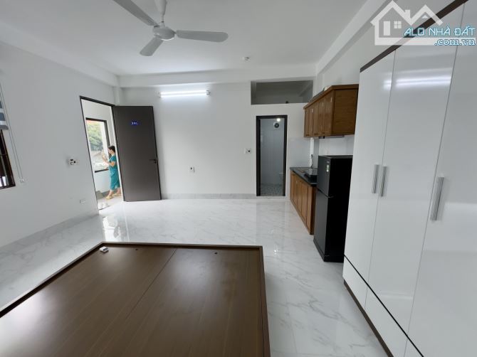 Cho Thuê CCMN Ngõ 255 Cầu Giấy 30m2 Studio Full Nội Thất Thang Máy, Gần Chợ Phòng Thoáng