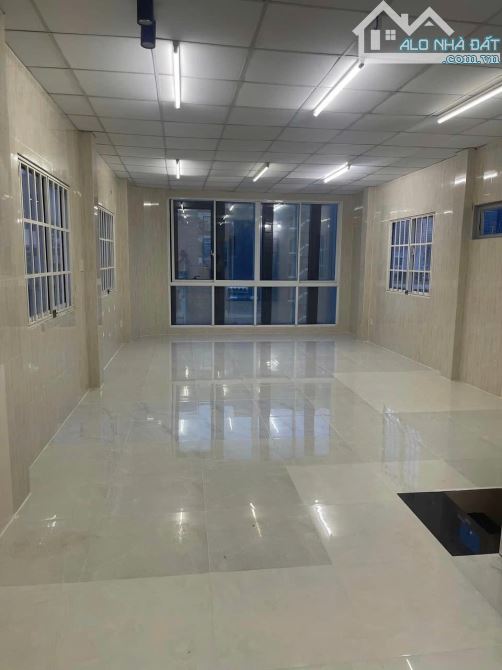 Góc 2MT 5x15m, 5 lầu, suốt, có thang máy đường Đề Thám