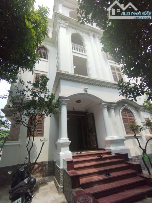 Cho thuê biệt thự ở Tp Giao Lưu Phạm Văn Đồng, Hà Nội. DT 200 m2, XD 120m2x5 tầng1 hầm,60t
