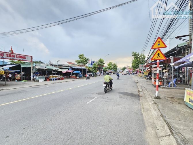 Đất mặt tiền đường Nguyễn Thị Minh Khai, phường Tân Đông Hiệp, thành phố Dĩ An.