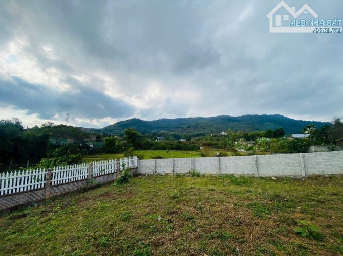 CẦN BÁN LÔ ĐẤT VIEW ĐẸP XUNG QUANH TOÀN NGHỈ DƯỠNG CÓ DT 1212m2 CHỈ CÁCH HỒ 500m