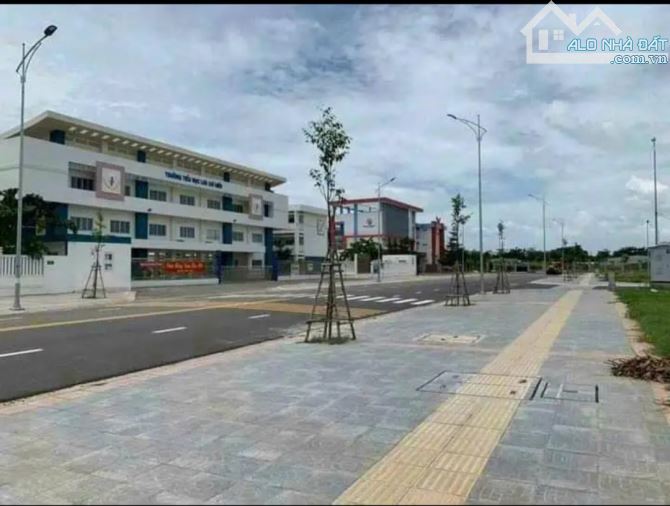 Bán lô đất ngộp 105m2 mặt tiền Lưu Chí Hiếu, Cách biển Long Cung 100m, Giá 2tỷ - 2